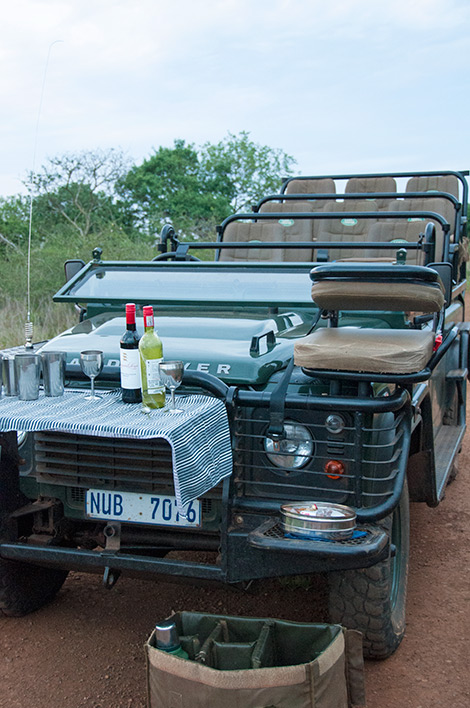 Paus för ett glas eller två, under safarin på Thanda Private Game Reserve
