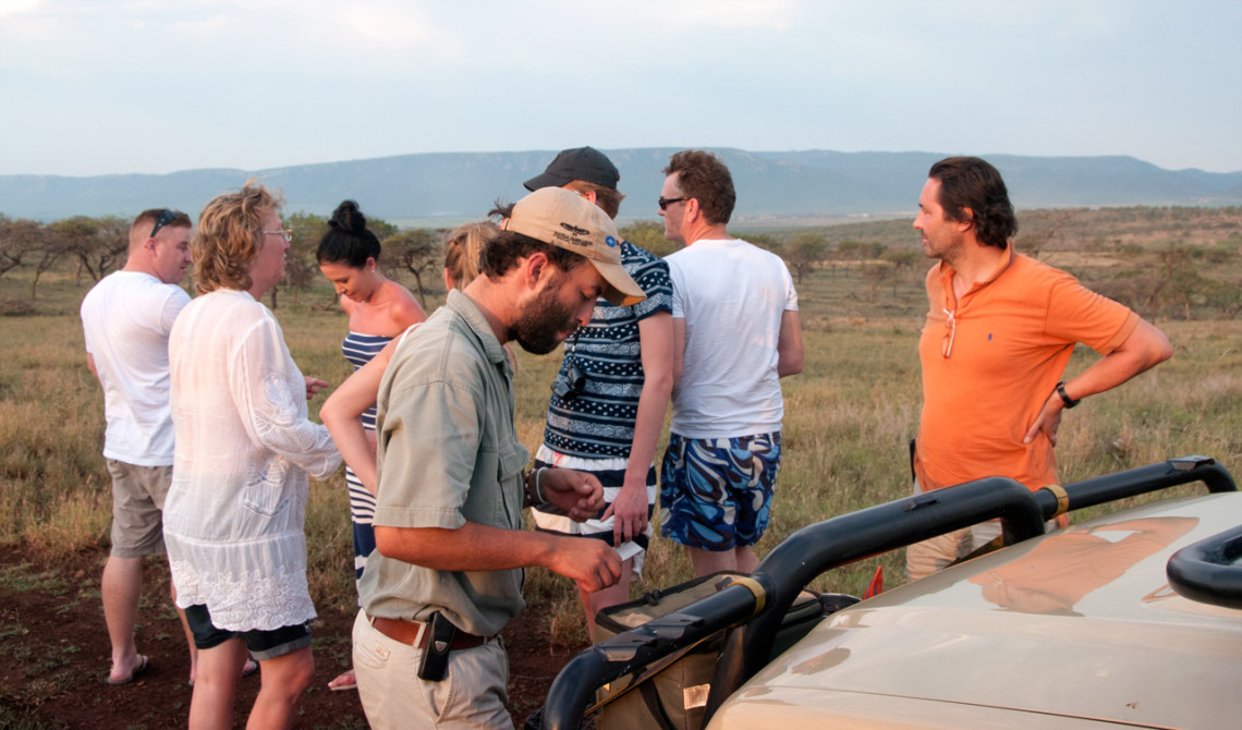 Andre förbereder dryck och tilltugg, Mavela Game Lodge