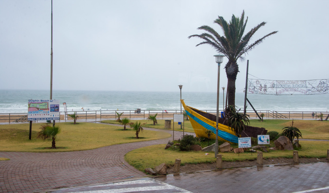 Utsikt över regnet och stranden från Tasty table i JeffreysBaai, Jeffreys Bay