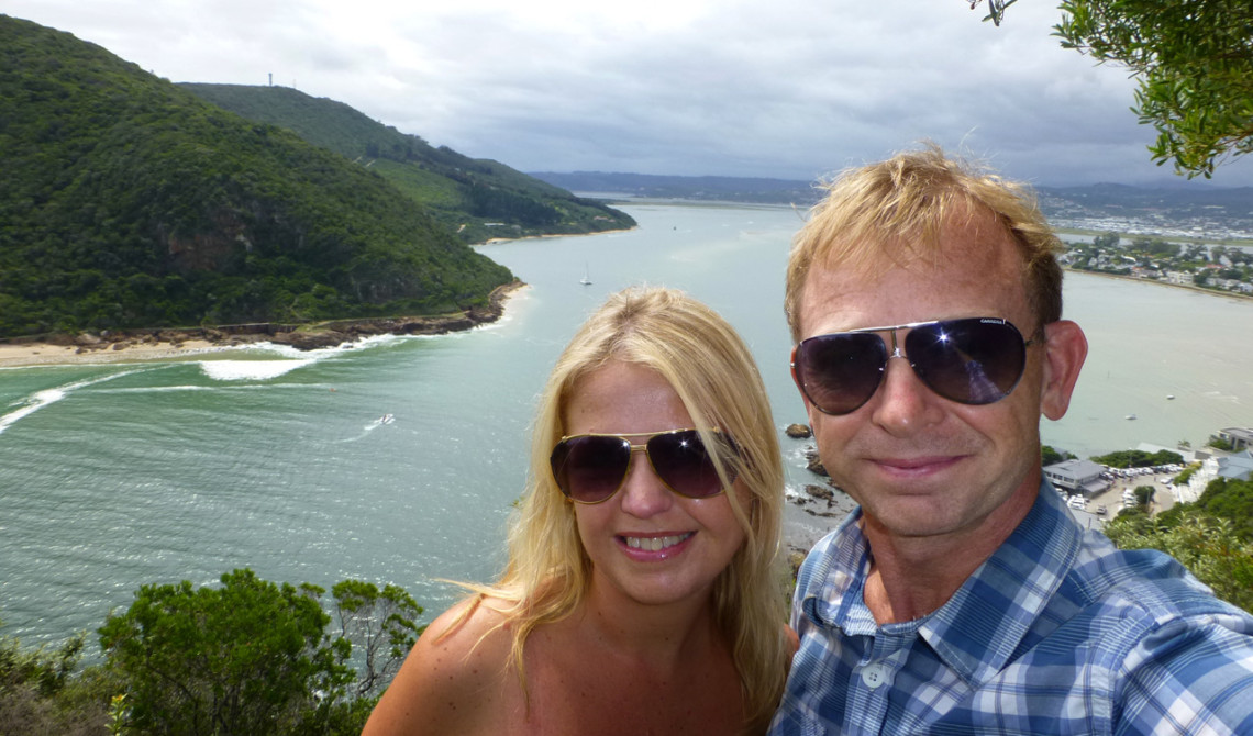 Anki och Lars vid utsiktsplats över Knysna Lagoon i Knysna