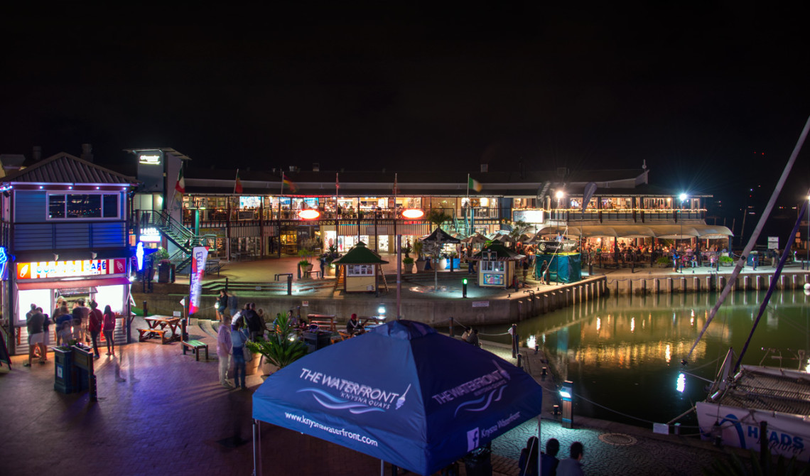 Kvällstid vid Waterfront i Knysna