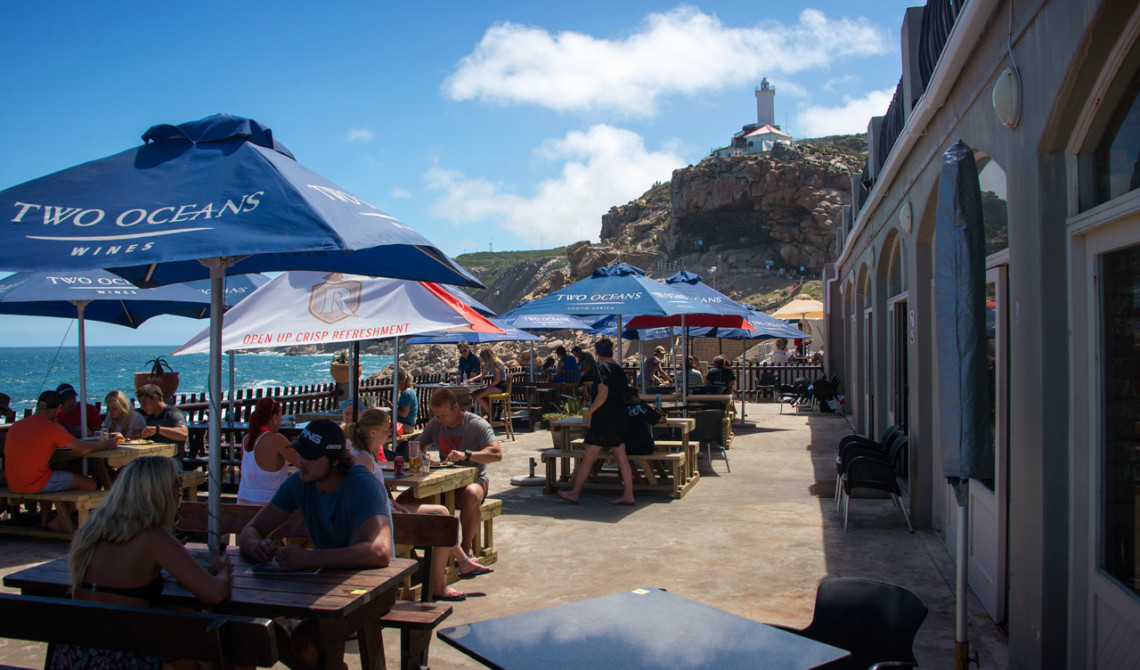 Från uteserveringen till Ponto Grille and Carvery ser man den kända fyren i Mossel Bay, Sydafrika