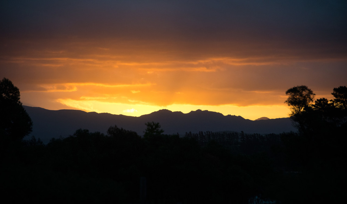 Vacker skymning längs Garden Route, Sydafrika