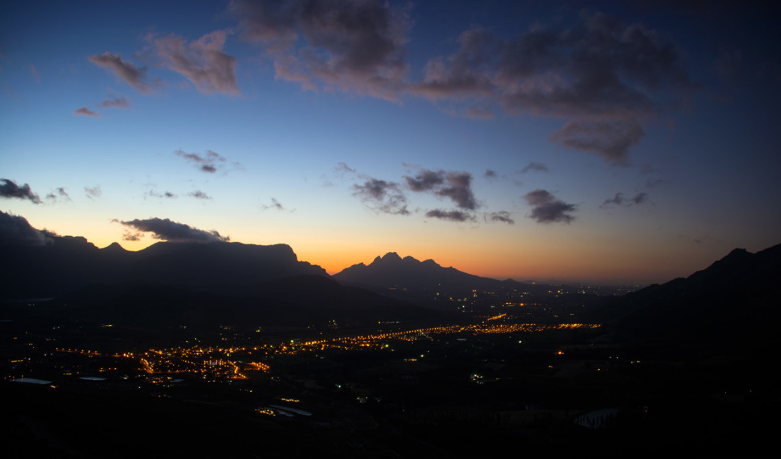 Solen är på väg ner när vi närmar oss Franschhoek vilket man får en vacker vy över från vägen
