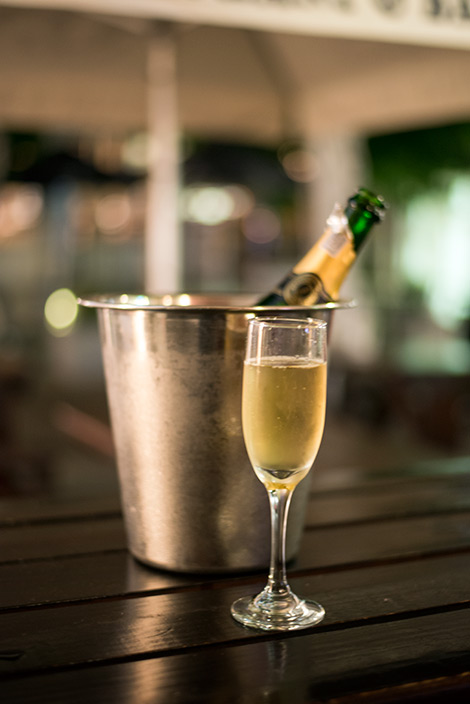 Vi firar vår ankomst till Franschhoek genom att ta in en flaska skumpa på Elephant and Barrel