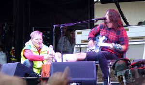 Dave Grohl tillbaka på scen med läkaren som håller benet stabilt under tiden Dave kör på