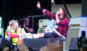 Dave Grohl tillbaka på scen på villkoret att läkaren måste hålla benet stilla i rätt ställning