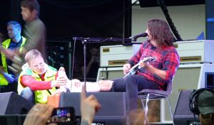 Dave Grohl tillbaka på scen med brutet ben