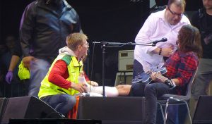 Läkarna vill bryta, Dave och management diskuterar kort