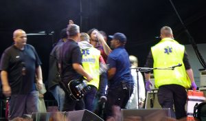 Dave Grohl bärs ut för att gipsa benet för att kunna köra vidare