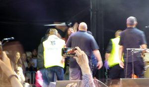 Dave Grohl bärs ut för att gipsa benet men lovar han strax kommer tillbaka och kör vidare