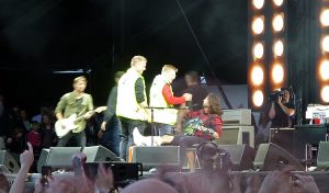 Dave Grohl tillbaka på scen med gipsat ben. Tackar läkarna som nu får gå av scenen