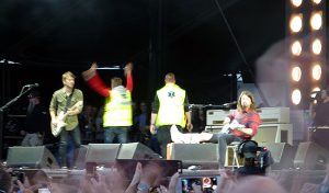 Läkarna lämnar scenen, ingen av dem hade nog trott de skulle stå på scen på Ullevi denna kväll