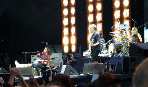 Foo Fighters kör på med Dave Grohl sittandes på en stol med gipsat ben
