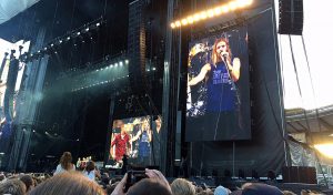 Taylor Hawkins beklagar det inträffade men säger de ändå kör några låtar