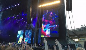Dave Grohl tillbaka på scenen med läkare som håller foten stabilt på en stol