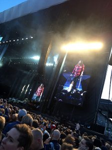 Dave Grohl tar sig vid ett tillfälle ut på catwalken med kryckor för att köra några låtar därifrån