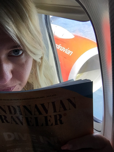 Anki på SAS plan till Malaga - We are Travelers