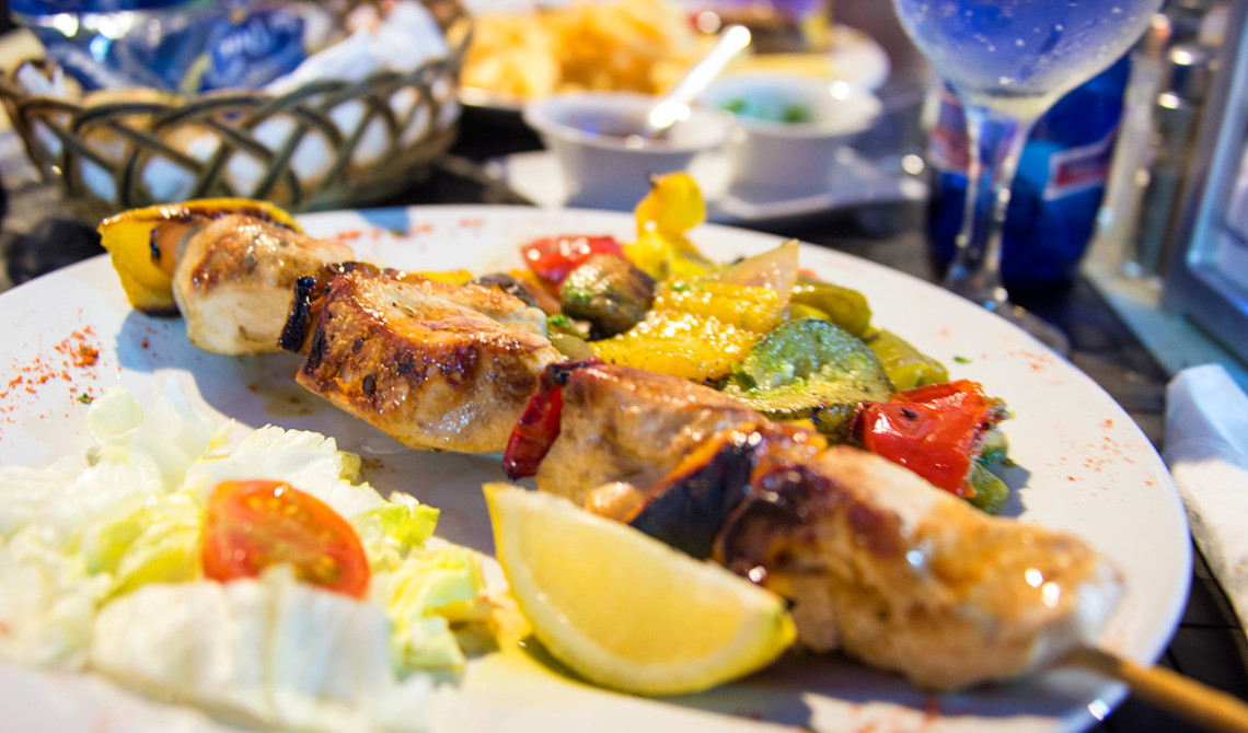 Grillspett med kyckling på La Casita restaurang i Sabinillas