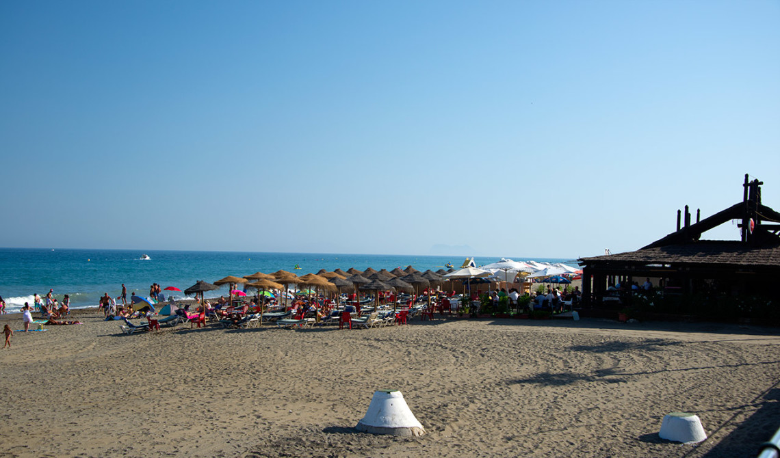 Kvällsvy över Chiringuito Paco och stranden i Estepona