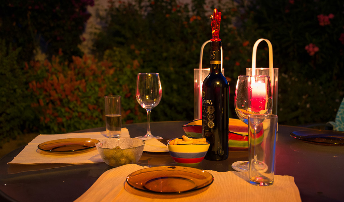 Snacks och vin i trädgården i Monte Viñas