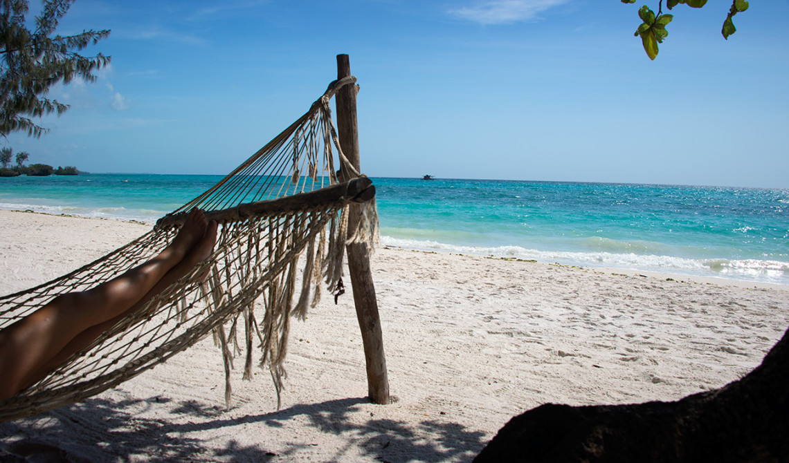 Sköna hängmattor på stranden till Manta Resort, Pemba Island, Tanzania