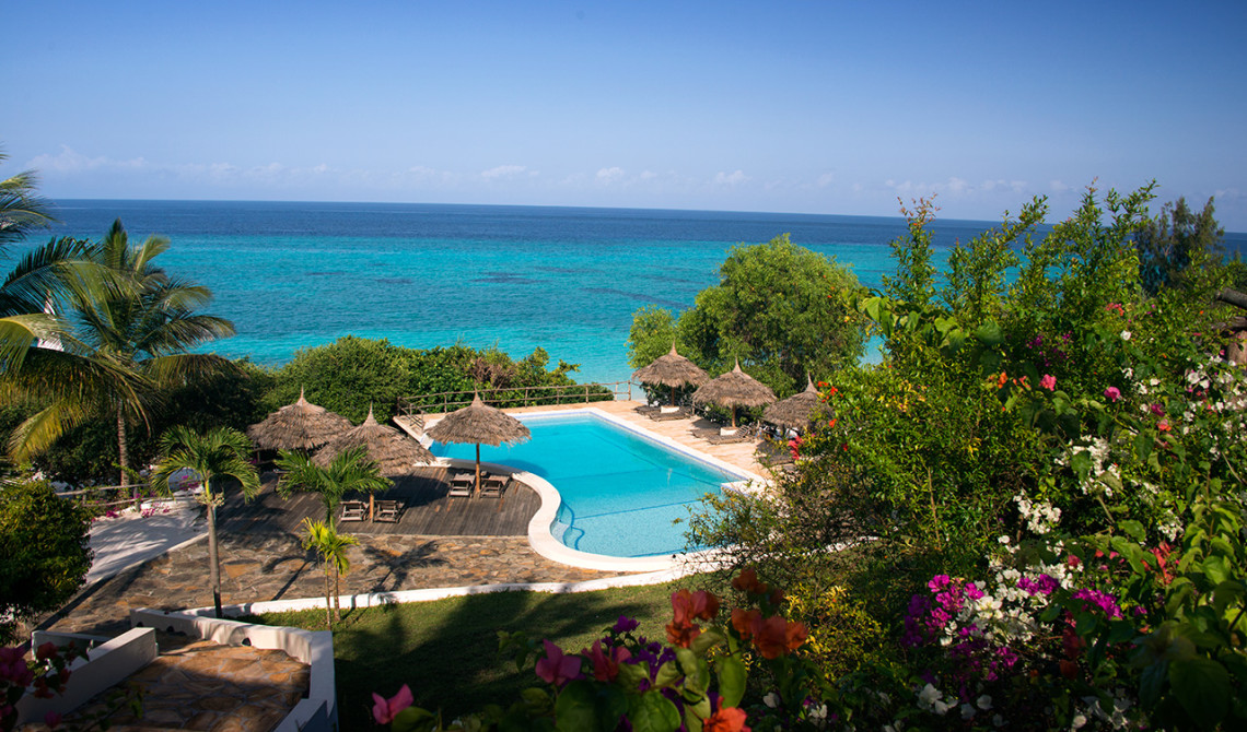 Vy över pool och hav från Manta Resort på Pemba i Tanzania