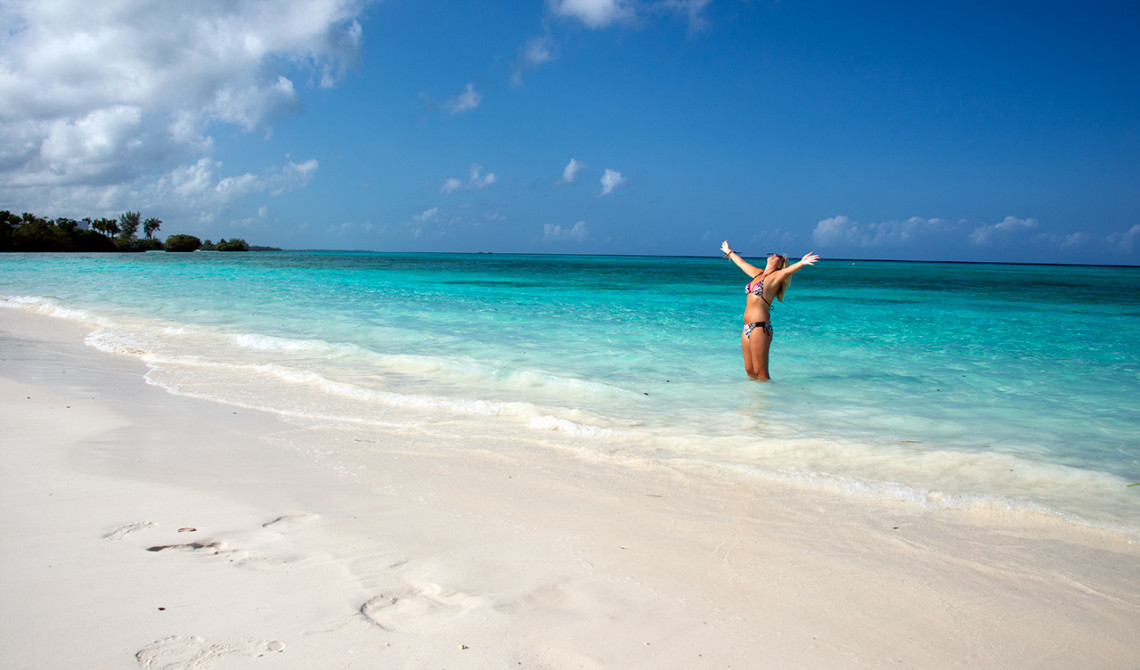 Anki njuter av sol och strand, vilket paradis