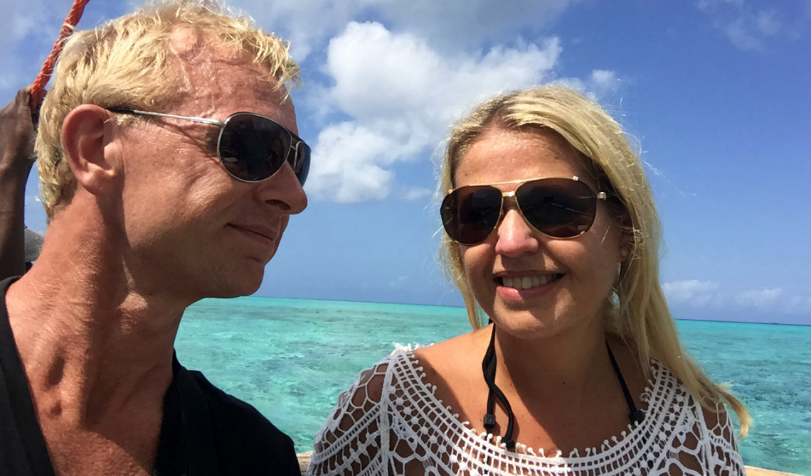 Anki & Lars på båten på väg till sandbanken