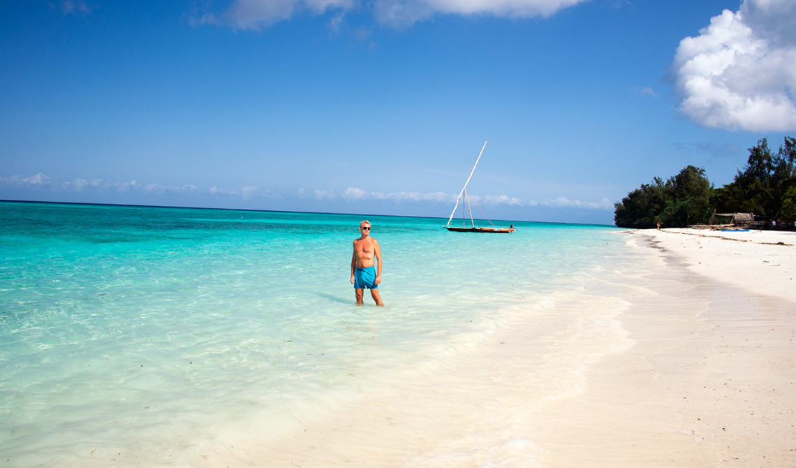 Lars på stranden vid Manta Resort