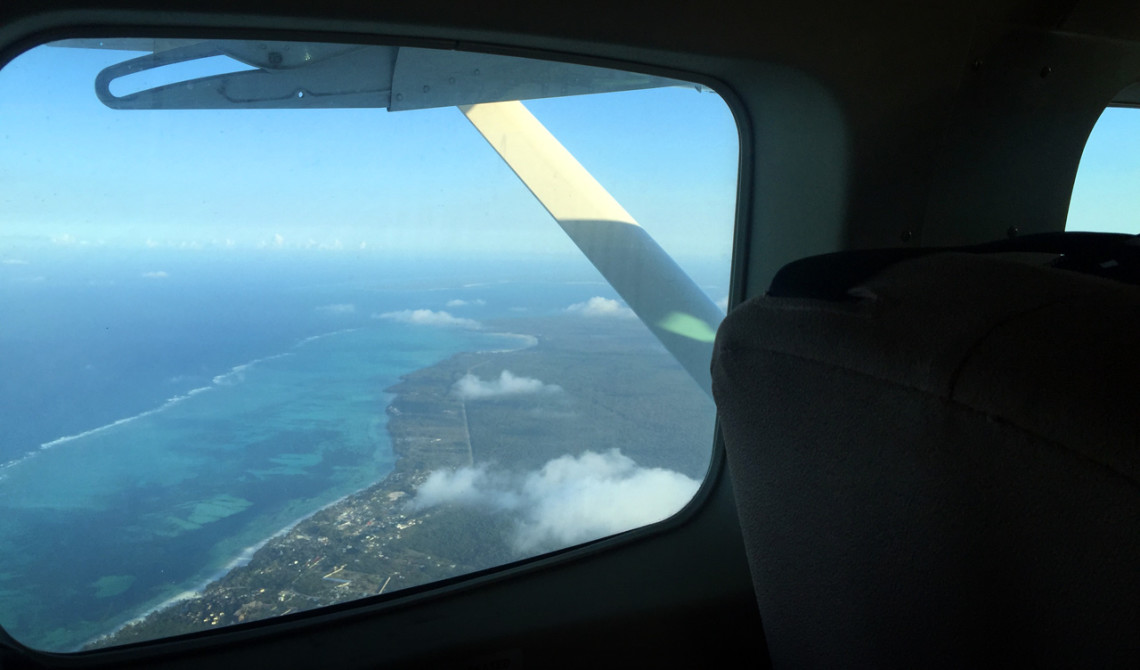 På väg ner med det lilla planet från Precision air