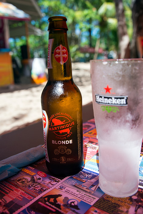 En kall Blond Loraine öl på Caribbean Food Beach Restaurant, Sainte-Luce, Martinique