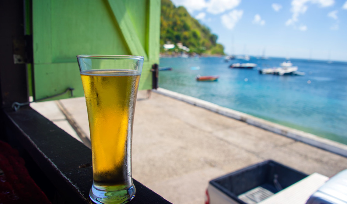 En kall öl på Petit Peak Bar & Restaurant i Soufrière, Saint Lucia