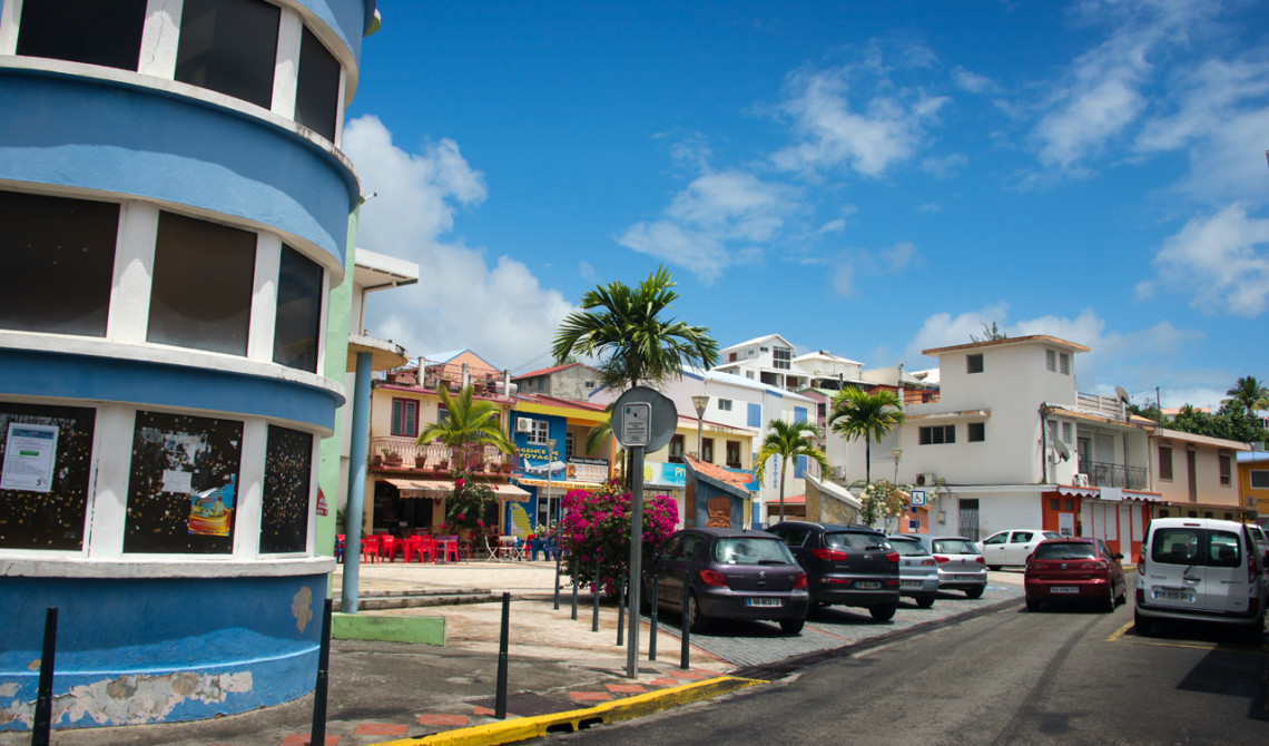 Litet torg inne i Saint-Luce, på Martinique