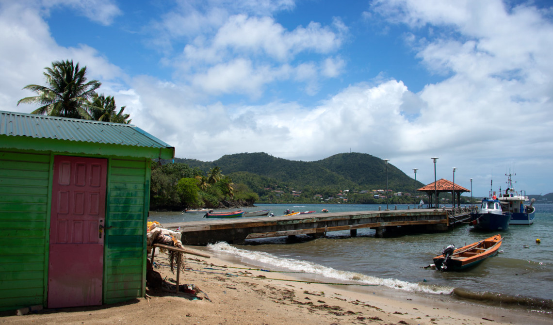 Brygga nere vid vattnet i Saint-Luce, Martinique