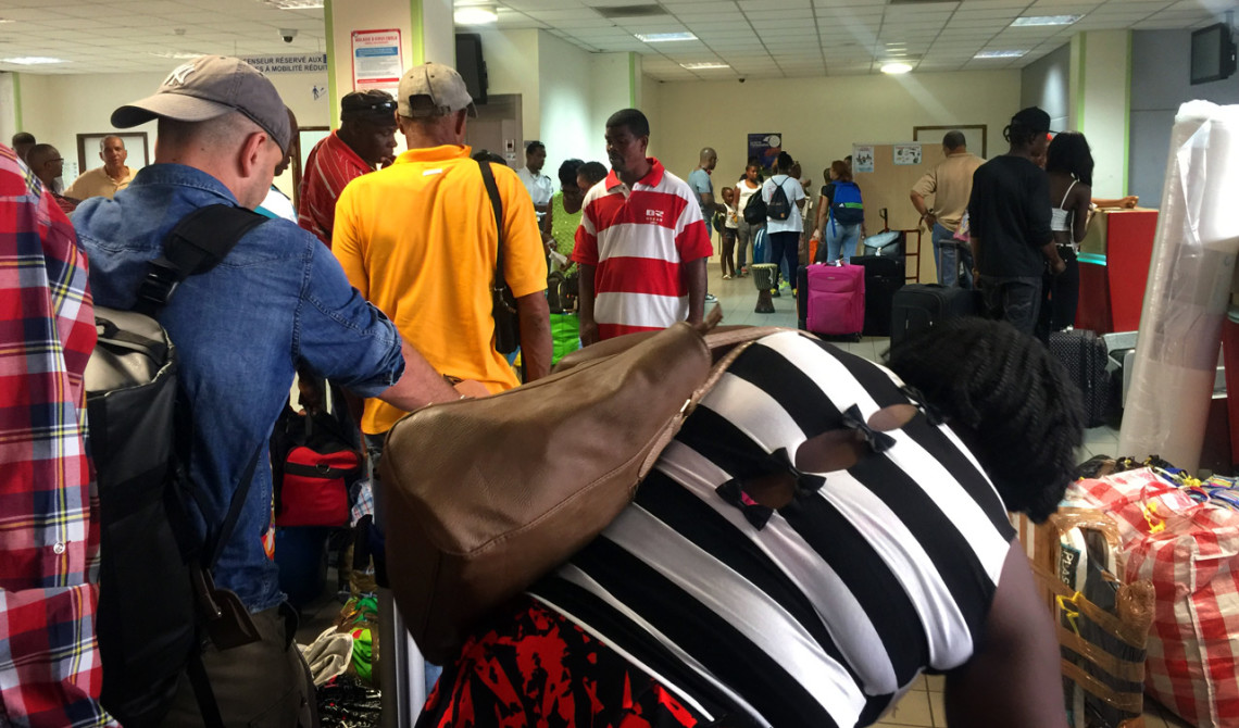 Mycket folk vid Incheckning till färgjan i Fort de France, Martinique