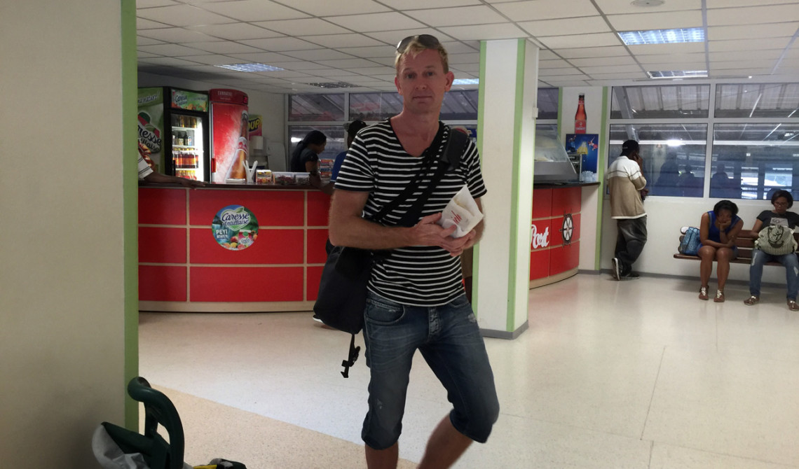 Lars köper panini i väntan på att färjan ska ankomma