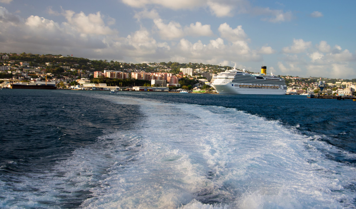 L’Express des iles lämnar Ford de France och Martinique
