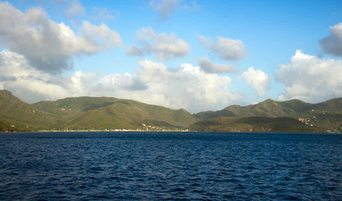 L’Express des iles färjan kör längst med kusten av Martinique på väg mot Saint Lucia