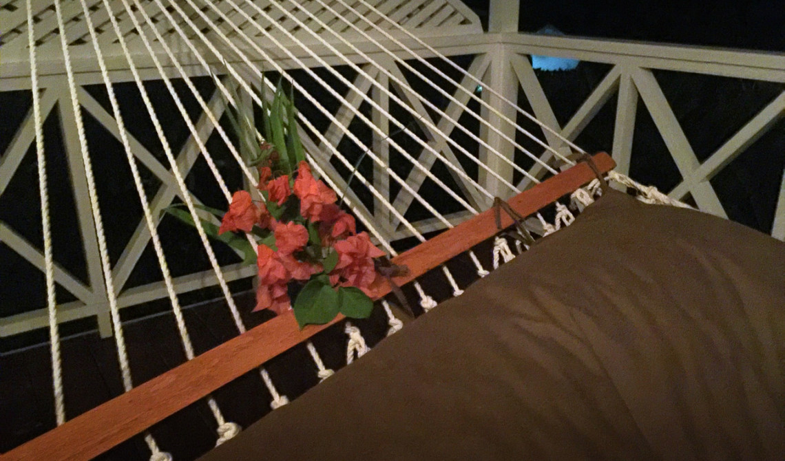 Blomsterdekoration på hammocken på vår veranda, Ti Kaye Resort & Spa, Saint Lucia