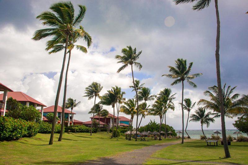 Promenad ner till stranden på Le Cap Est Lagoon Resort, Le François, Martinique