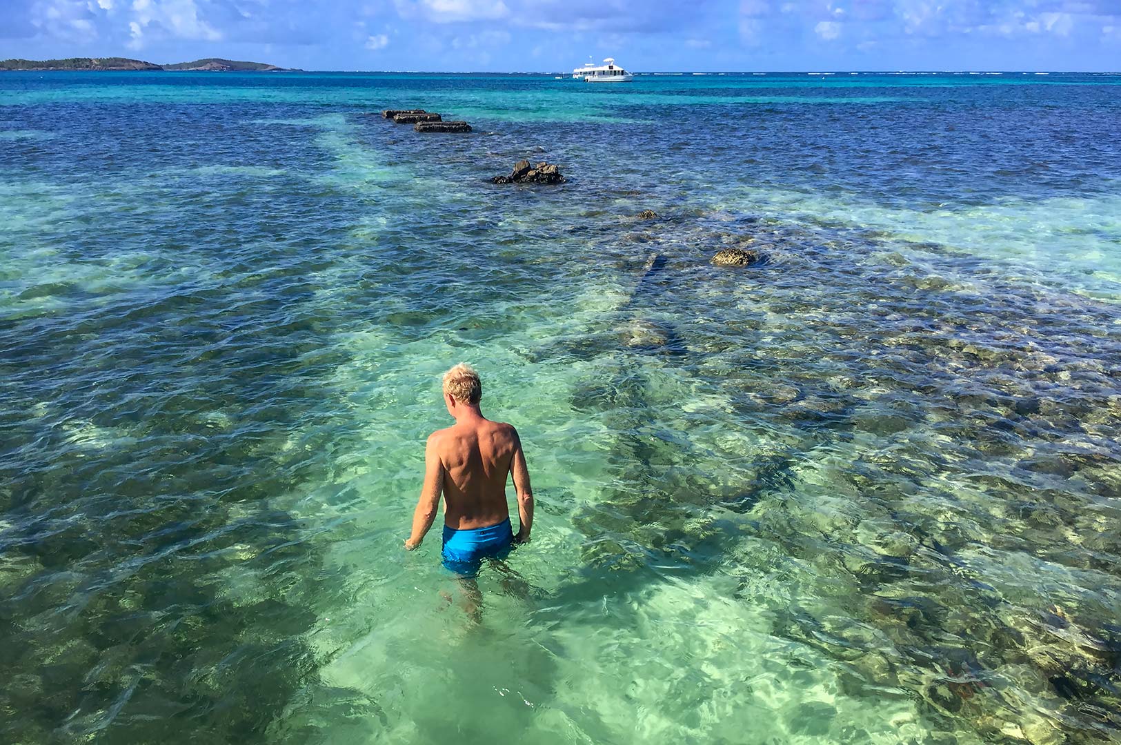 Lars badar i lagunen på Le Cap Est Lagoon Resort, Martinique