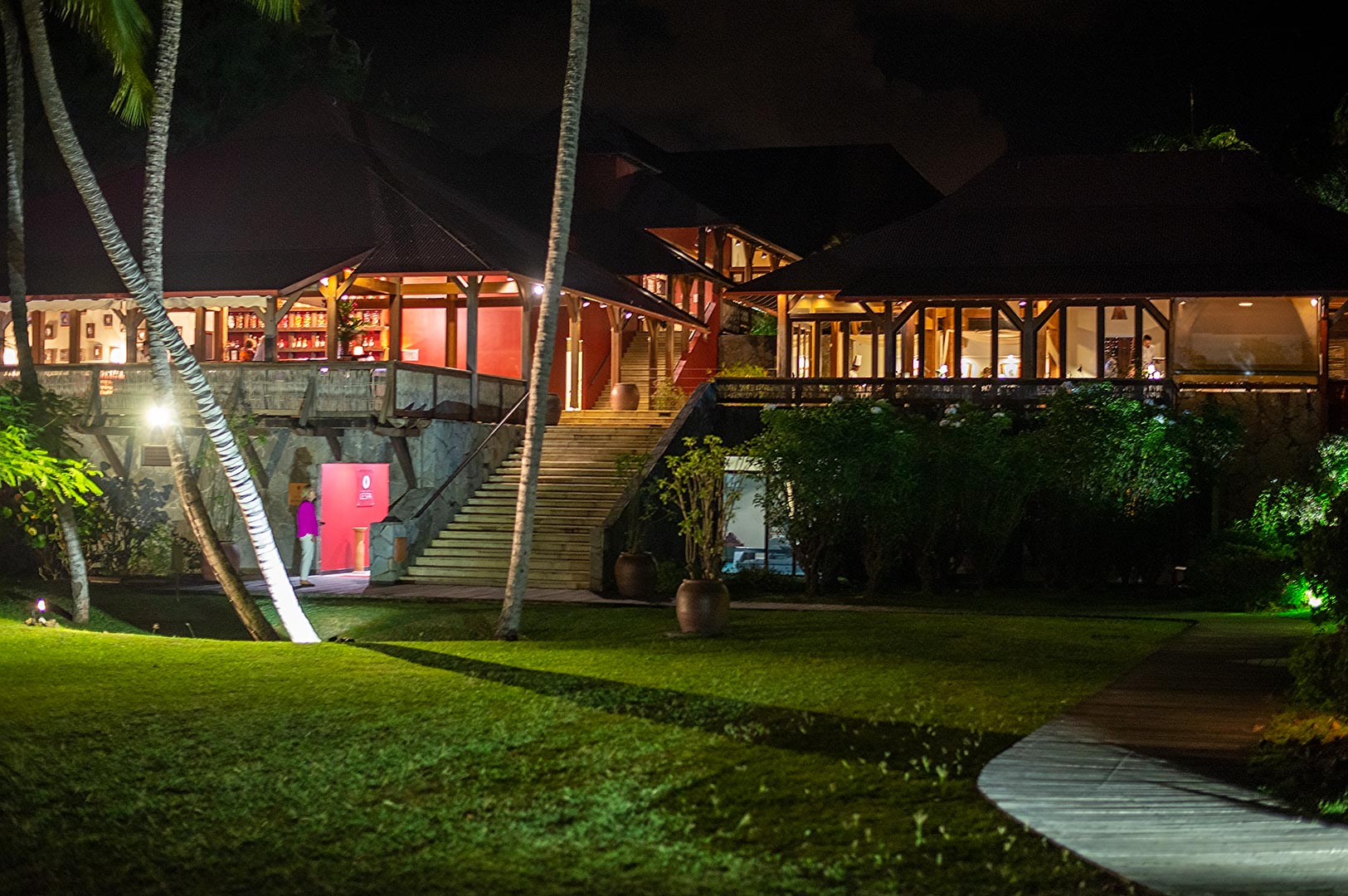 Huvudbyggnaden på kvällen, Le Cap Est Lagoon Resort, Martinique