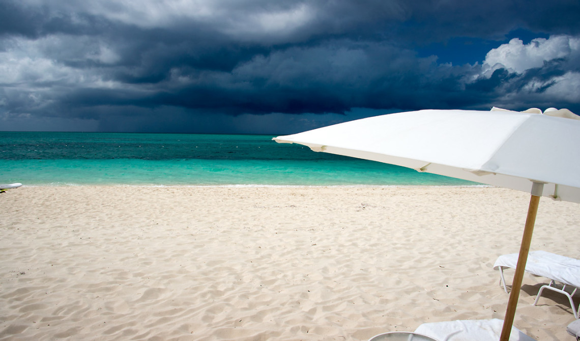 Dramatisk himmel i horisonten. West Bay Club Resort, Turks & Caicos