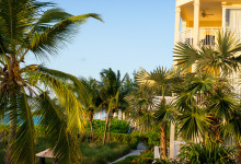 Kvällssolen lyser in över Windsong Resort, Turks & Caicos