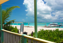 på verandan till Rickie's Flamingo Café, Turks & Caicos