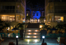 Nattvy från poolen upp mot Windsong Resort, Turks & Caicos