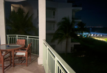 Kvällsvy från balkongen till vår Oceanfront Luxury One-beedrom suite, West Bay Club Resort, Turks & Caicos