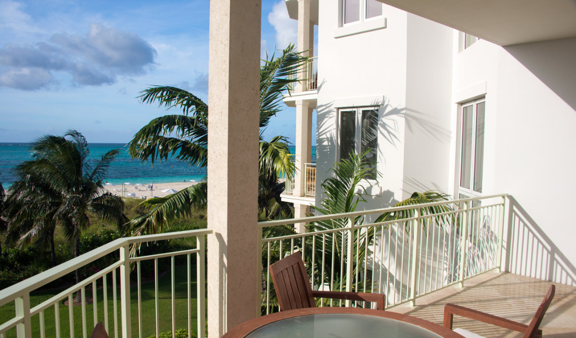 Balkong till Oceanfront Luxury One-bedrom suite, West Bay Club Resort, Turks & Caicos
