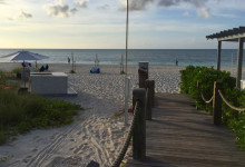 På väg ut till privat fördelsedagsmiddag serverad på stranden till West Bay Club Resort, Turks & Caicos